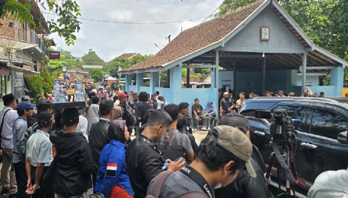 Warga Padati Makam Raja Imogiri Jelang Pemakaman Raja Solo