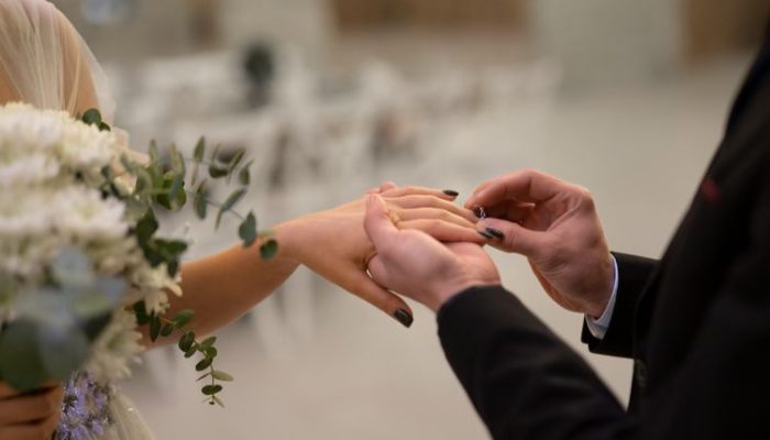 Apa Itu Lavender Marriage? Tekanan Sosial dalam Pernikahan