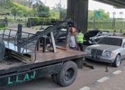 Mobil Mercedes Terparkir Seminggu di Bawah Flyover Cibubur Akhirnya Ditarik