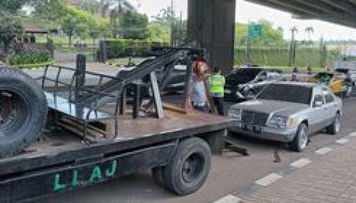 Mobil Mercedes Terparkir Seminggu di Bawah Flyover Cibubur Akhirnya Ditarik