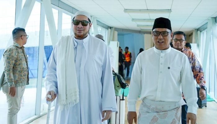 Didampingi Wagub Nyanyang, Habib Jindan Sampaikan Khotbah Jumat di Masjid Al Hikmah