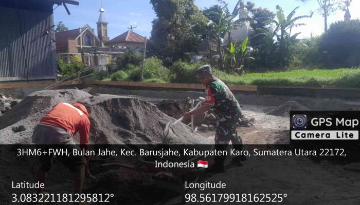 Babinsa Kawal Pembangunan Kantor Desa Bulanjahe.