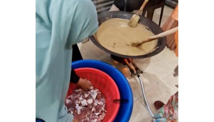 Resep Rahmah El Yunusiyyah: 1 Ton Rendang Ponpes Diniyyah Puteri untuk Korban Banjir Aceh-Sumut