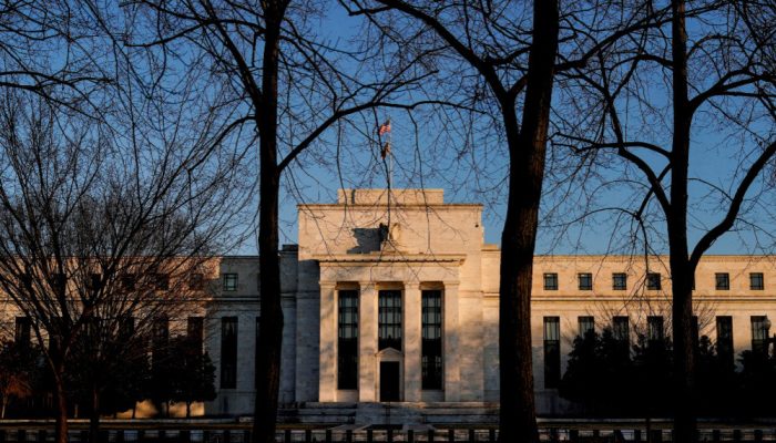 Dua Kandidat Trump untuk Pimpinan The Fed: Hassett vs. Warsh
