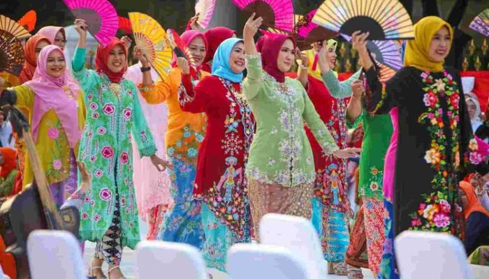 Kebaya Encim Kontras: Rahasia Tampil Hidup & Stylish