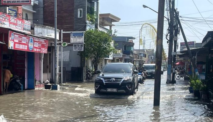 Mobil Matik Terjang Banjir: Batas Aman Terlampaui