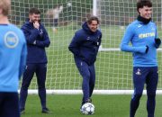 Frank Yakin Bawa Spurs Juara