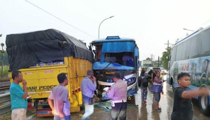 Maut Jombang: Motor vs Bus Sugeng Rahayu, Satu Tewas