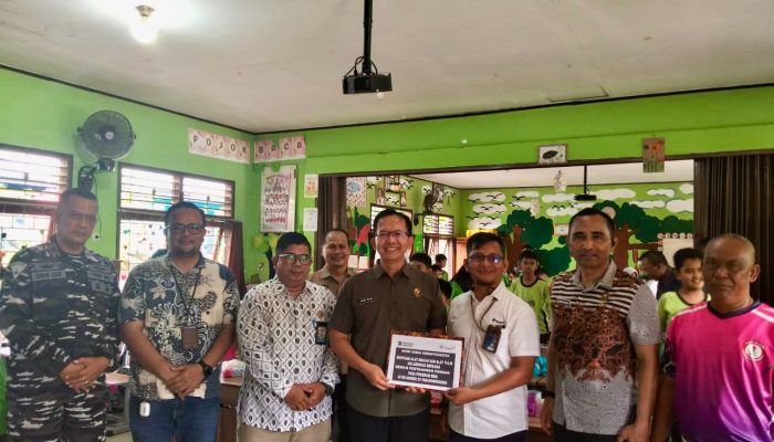 PT Timah Serahkan Bantuan Peralatan Makan Dan Alat Tulis Untuk Siswa SDN 24 Tanjungpandan