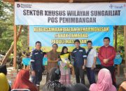 PT TIMAH Tbk Bersama Mitra Salurkan 200 Paket Beras Untuk Warga Pesisir Sungailiat