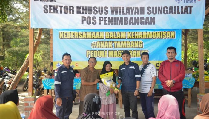 PT TIMAH Tbk Bersama Mitra Salurkan 200 Paket Beras Untuk Warga Pesisir Sungailiat