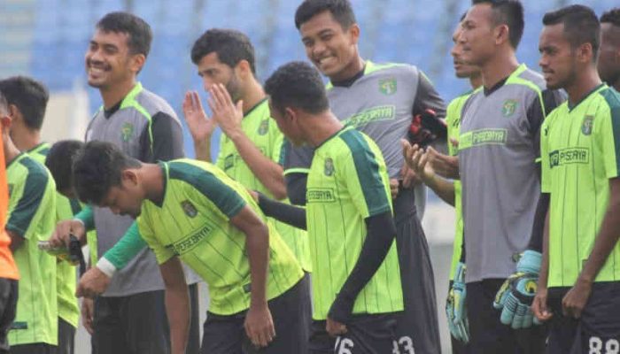 Persebaya Store Royal Plaza: Bonek Serbu, Bruno & Rachmat Sapa Penggemar
