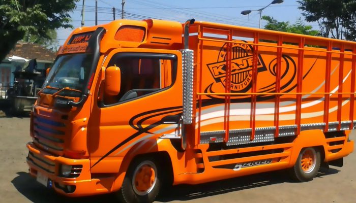 Truk Maut Hantam Tiang Listrik di Musi Rawas, Sopir Dilarikan ke RS