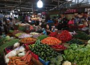 Warsubi Pantau Ketersediaan & Harga Pangan Jelang Nataru 2025 di Pasar Pon Jombang