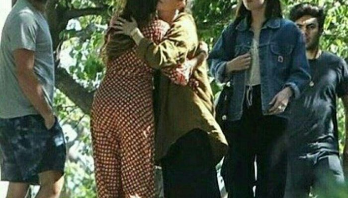 Dakota Johnson & Penyanyi Role Model Kepergok Mesra
