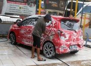 Cuaca Tak Pasti: Kapan Waktu Tepat Cuci Mobil?