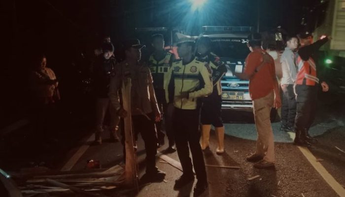 Kecelakaan beruntun di jalur Gumitir Jember-Banyuwangi, libatkan tronton muatan triplek