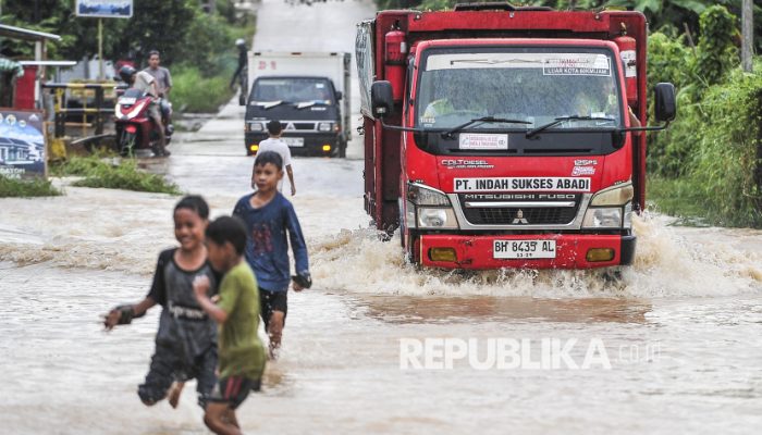 Jambi Terendam: Banjir Luluhlantakkan Jalan Lintas Timur & Rumah