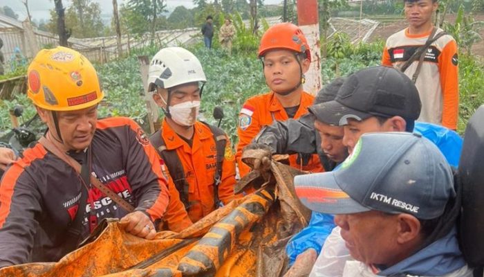 Anjing K9 Baharkam Polri Bantu Cari Korban Longsor Bandung Barat