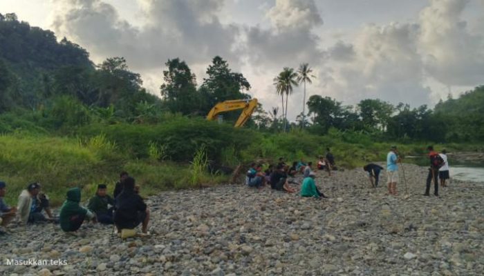 Warga Gentungan Raya Hadang Tambang