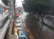 Jakarta Terendam: Jalan dan Tol Lumpuh Minggu Pagi