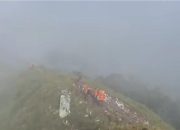 Posko Tompo Bulu Siaga Evakuasi Korban Jatuh Gunung Bulusaraung
