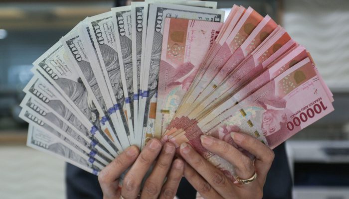 Rupiah Anjlok ke 17.000, IHSG Pecah Rekor