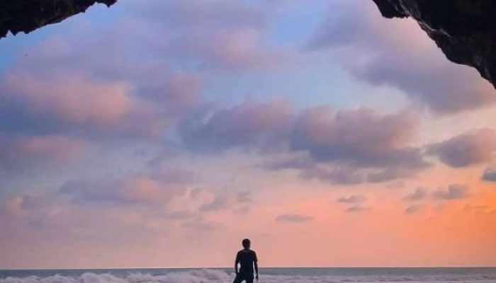 Di Pantai Pecaron, Kebumen, pengunjung bisa saksikan sunrise dan sunset