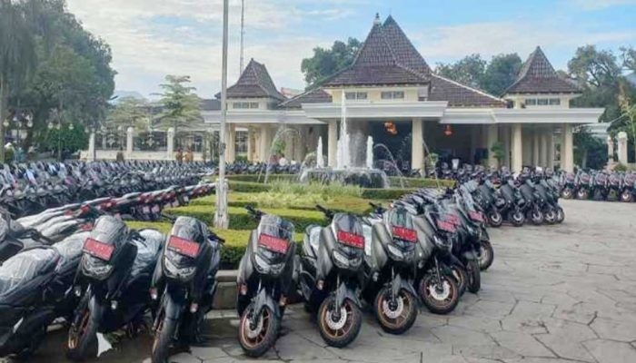 Muhlisin dipolisikan keluarga kades karena kritik jalan rusak, istri pak lurah ikut menamparnya