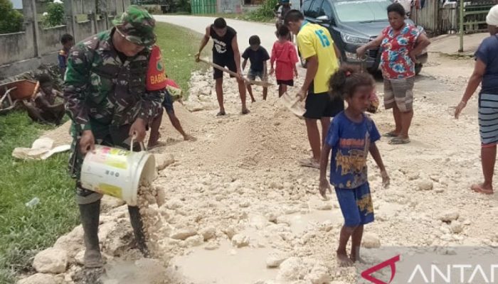 Bupati Biak resmikan jalan 4 km dan bagikan armada transportasi bagi warga Pulau Mbromsi