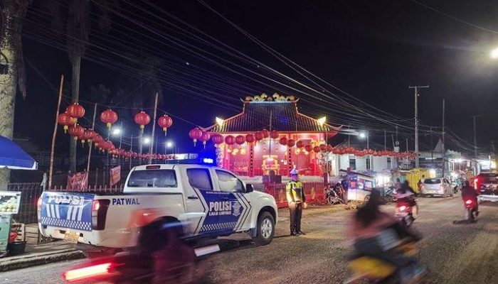 Polres Landak Jaga Kelenteng Ngabang Malam Imlek 2026