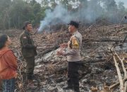 Personel Polsek Sekayam dan Tayan Hilir Amankan Titik Api Cegah Karhutla