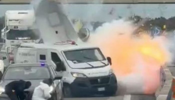 Aksi Hollywood: Perampok Ledakkan Mobil Uang di Italia Selatan