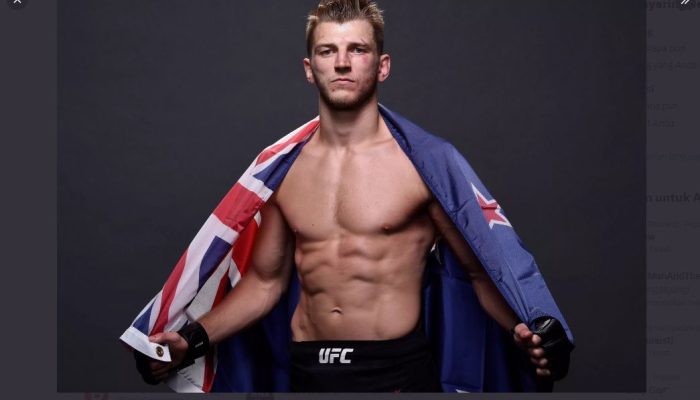 UFC 325: Saint Denis Menang Dramatis atas Hooker Berdarah