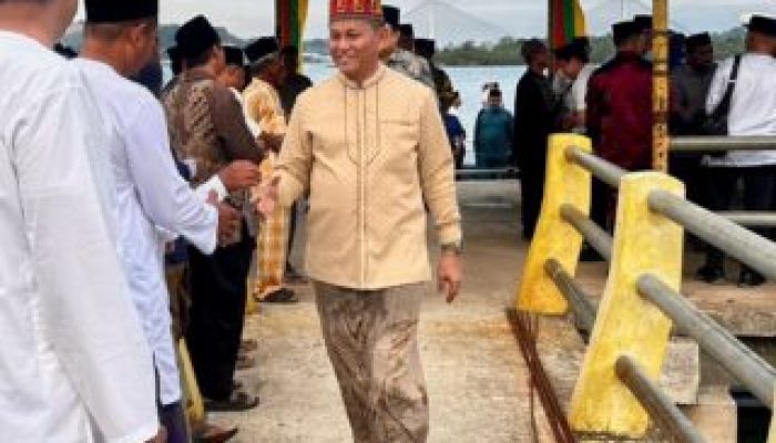 Safari Ramadan di Bulang, Sekda Paparkan Beasiswa untuk Anak Hinterland hingga Serahkan Bantuan Masjid
