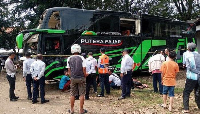 Tangis Pilu Iringi Pemakaman Keluarga Korban Truk Maut