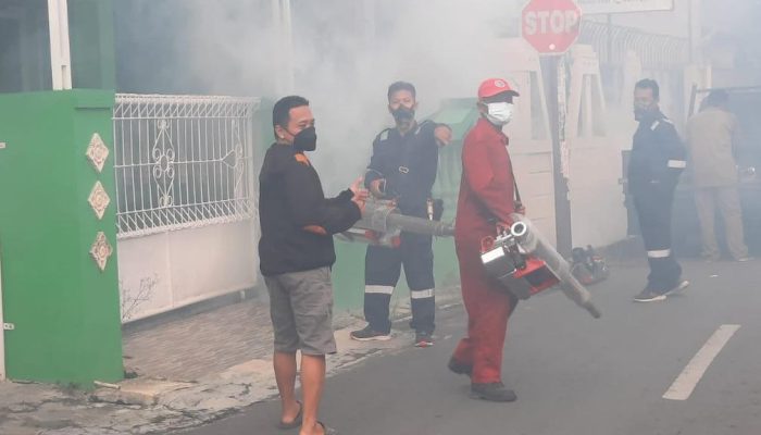 Fogging Massal: Sukahaji Lawan DBD Jelang Musim Rawan