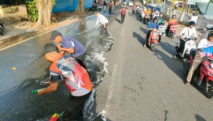 Sinergi BPBD dan Damkar Tangani Tumpahan Oli, Pastikan Jalur Kembali Aman