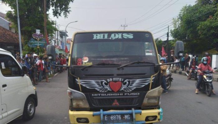 Motor Lincah Sapu Warung di Cirebon, Evakuasi Berujung Luka