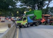 Ayam Dramatis: Truk Terjebak Pohon Tabrak Toko di Bondowoso