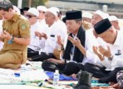 Di Bawah Terik Matahari, Warga Batam Bersimpuh Memohon Hujan