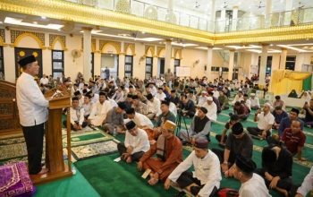 Gubernur Ansar Kunjungi Masjid Al Uswah: Salurkan Bantuan dan Sosialisasikan Program Unggulan Kepulauan Riau