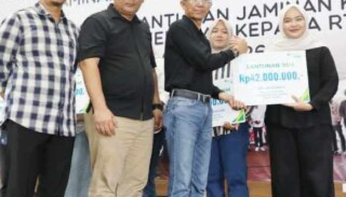 10 Ahli Waris Terima Santunan Rp420 Juta, Amsakar: Bukti Nyata Perlindungan Sosial untuk RT dan RW