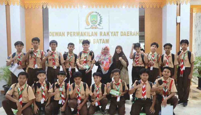 DPRD Kota Batam Terima Kunjungan Edukasi Pelajar SMPIT Alam Mutiara Insani