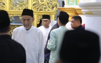 Salat Jumat di Masjid Raya Sultan Riau, Wagub Nyanyang Pererat Silaturahmi dengan Warga Penyengat