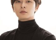 10 aktor Korea yang makin keren dengan model rambut curtain