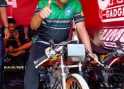 Wabup Karimun Rocky Marciano Baowle berfoto diatas motor peserta Dragbike