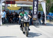 Wabup Karimun Rocky Marciano Baowle menguji salah satu motor perserta kejuaraan Dragbike