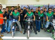 Wabup Karimun Rocky Marciano Baowle berfoto bersama dengan seluruh peserta kejuaraan diatas motor