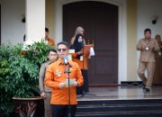 Bupati Karimun Iskandarsyah memberikan pengarahan pada apel Perencanaan Sensus di Gelar dirumah Dinas